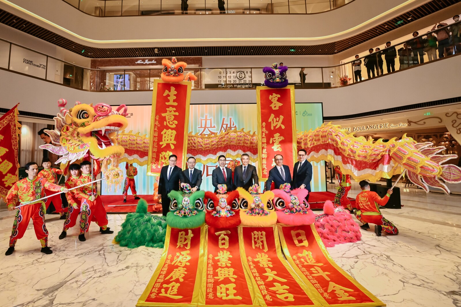 精彩醒獅表演為杭州恒隆廣場揭開序幕，寓意吉祥如意、繁榮昌盛