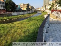 教育中心比邻老街溪<br/> 摄影：mylovefamily.tw/ 提供