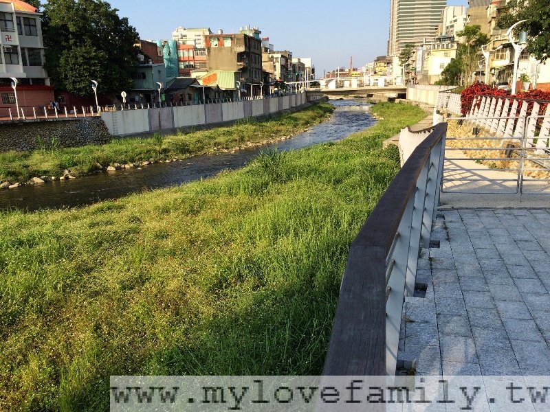 教育中心比邻老街溪 摄影：mylovefamily.tw/ 提供