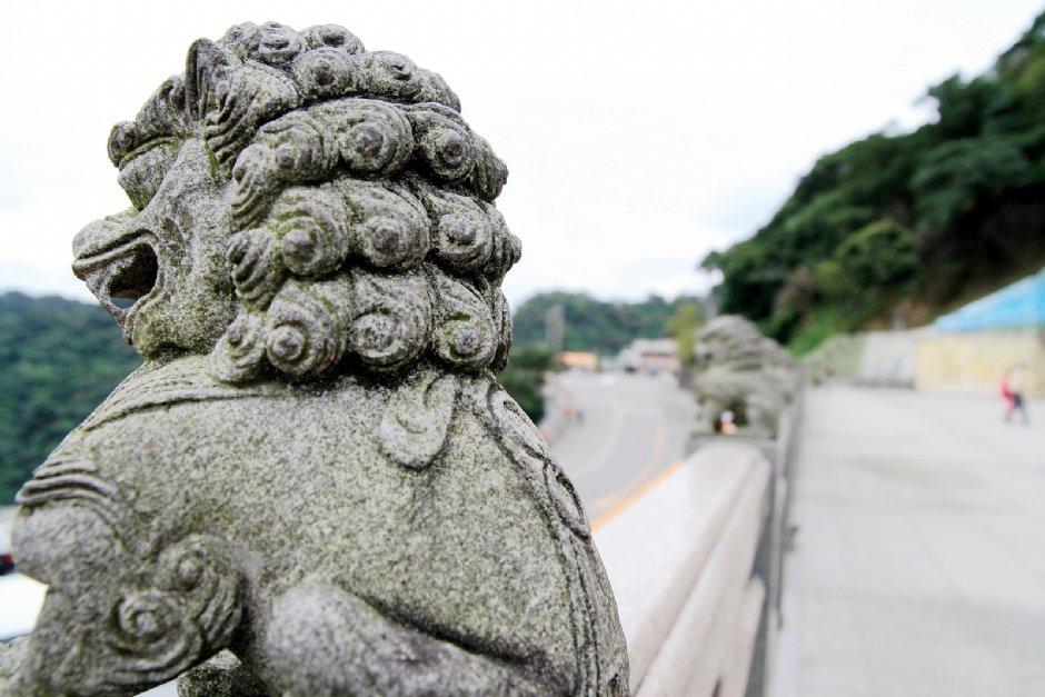 石狮背后 摄影：陳銘祥