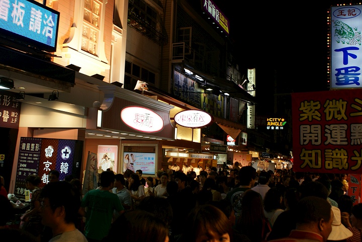 夜市人潮 攝影：Eva隨手拍