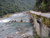 新乌公路旁清澈溪水<br/> 摄影：余燕鳳