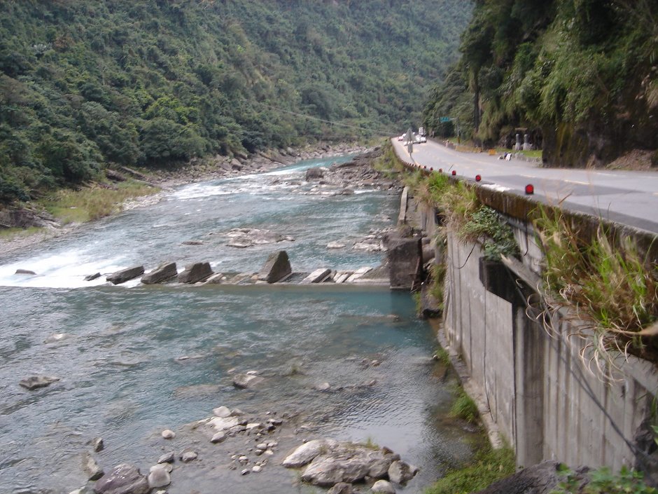 新乌公路旁清澈溪水 摄影：余燕鳳