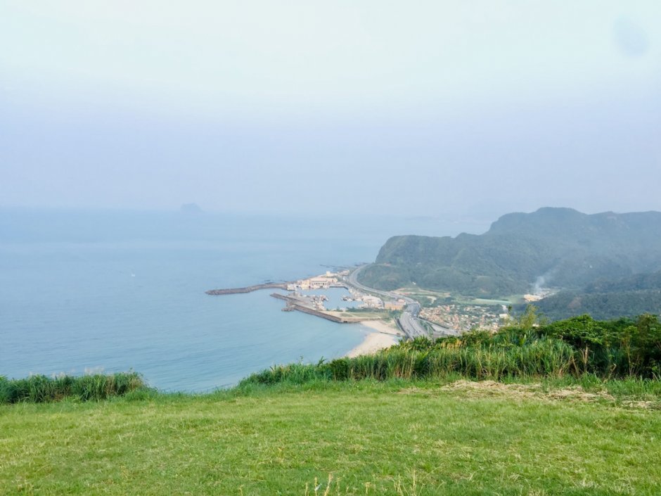 站在萬里飛行場可一覽翡翠灣海景 攝影：Eva隨手拍