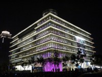 高雄市立圖書館總館夜間外觀<br/> 攝影：旅遊王攝影組