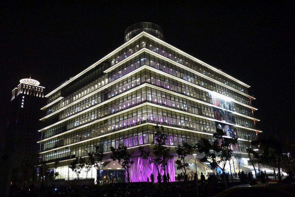 高雄市立圖書館總館夜間外觀 攝影：旅遊王攝影組
