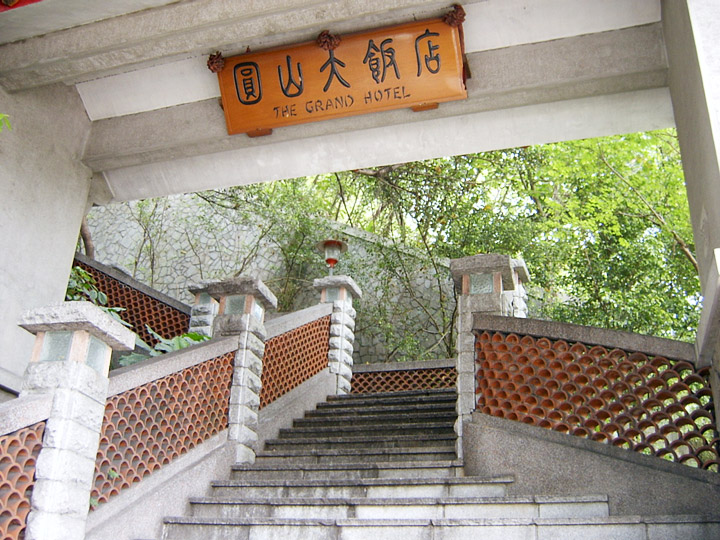 侧门入口石阶 摄影：曾婉玲
