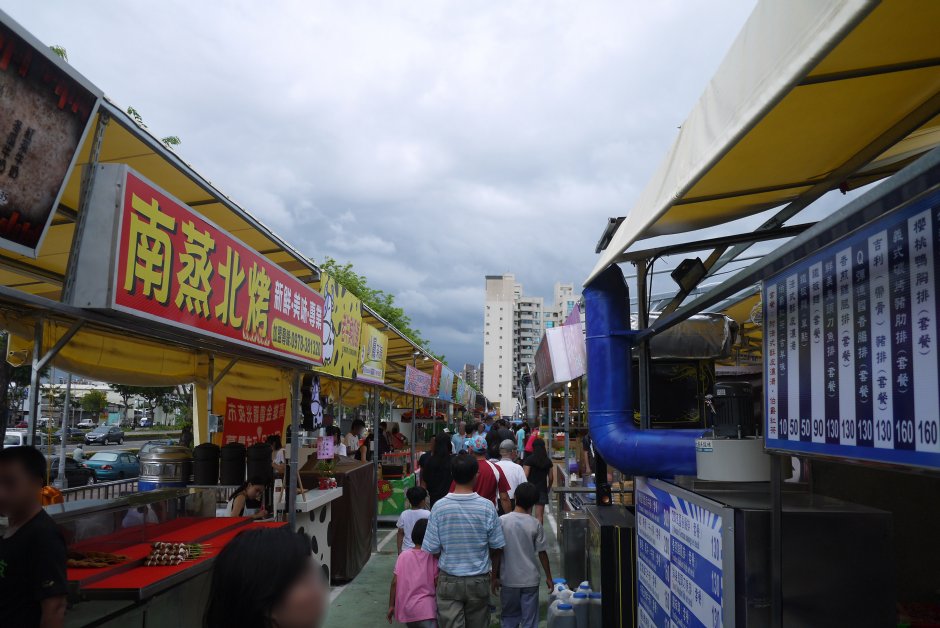 天未暗金钻人潮就比一般夜市多 摄影：三井