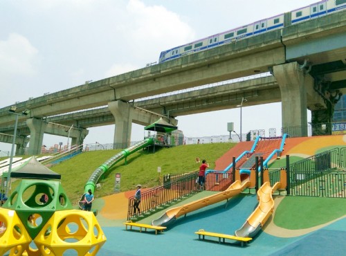新北大都會公園(二重疏洪道河濱公園)-幸運草地景溜滑梯