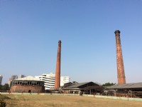 左邊白色屋頂之紅磚建築為八卦窯<br/> 攝影：Eva隨手拍