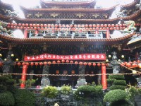 湧蓮寺正面照一<br/> 攝影：李曉雯
