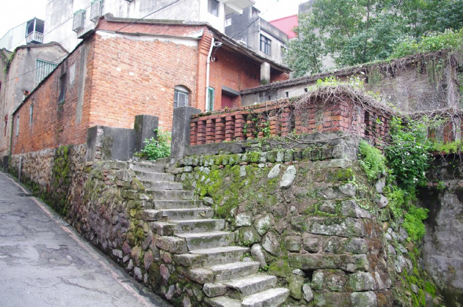 重建街為淡水第一老街 攝影：Eva隨手拍
