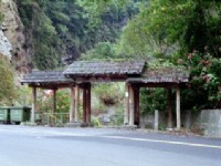 侧门<br/> 摄影：呂玫瑢