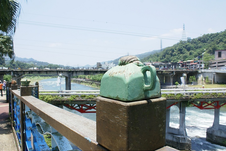 桥边各式茶□ 摄影：Eva隨手拍