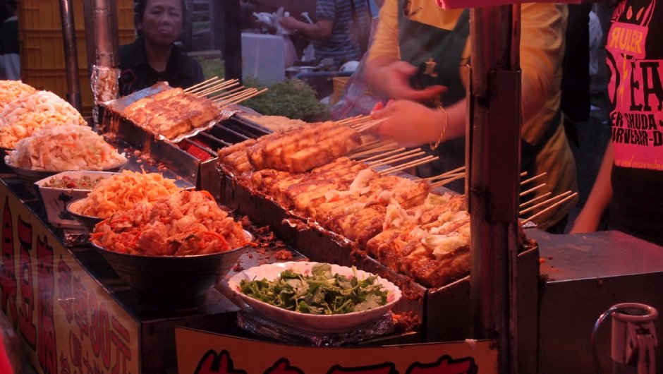 烤臭豆腐是老街上的人气小吃 摄影：蔡宜娟
