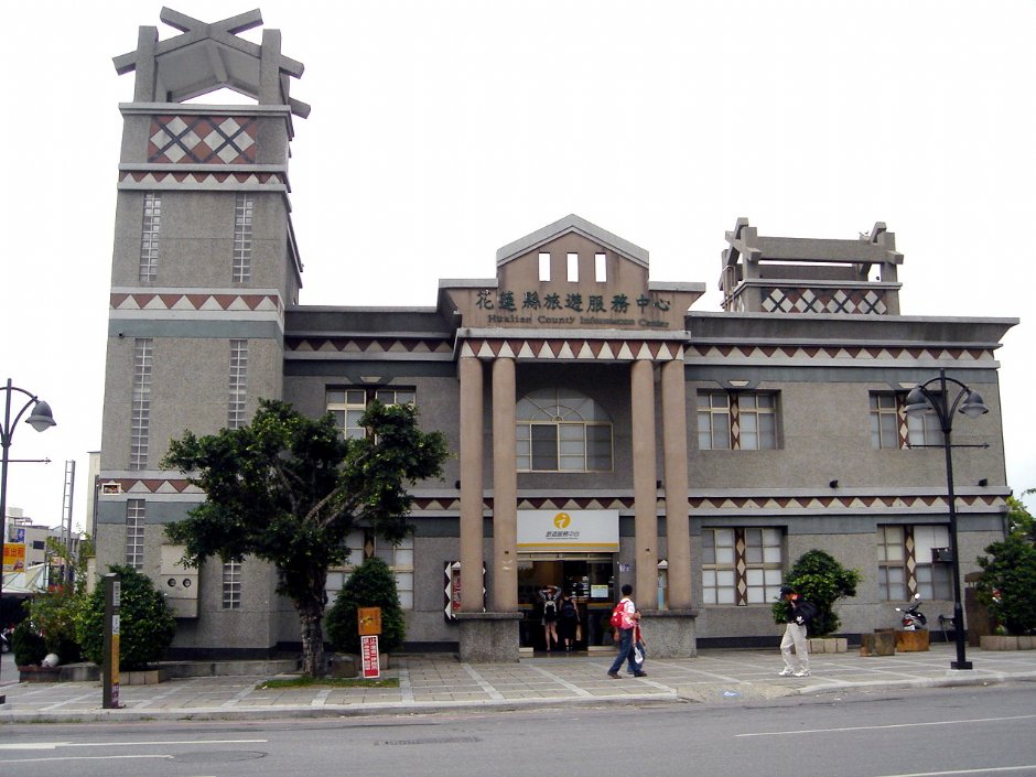 前站外的旅游服务中心 摄影：余燕鳳
