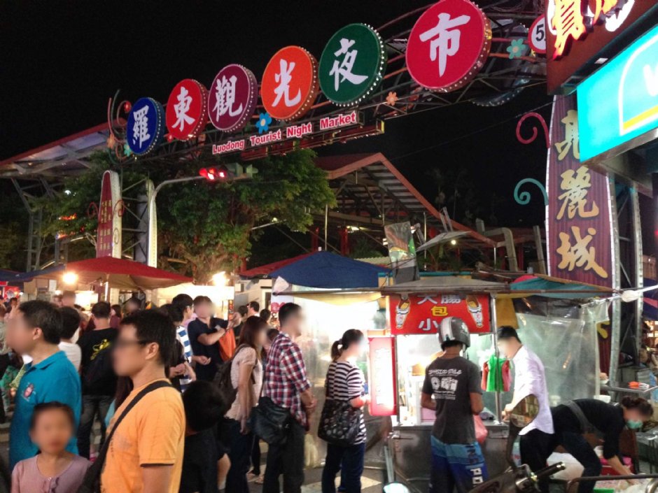 人潮洶湧的羅東夜市 攝影：陳皮梅