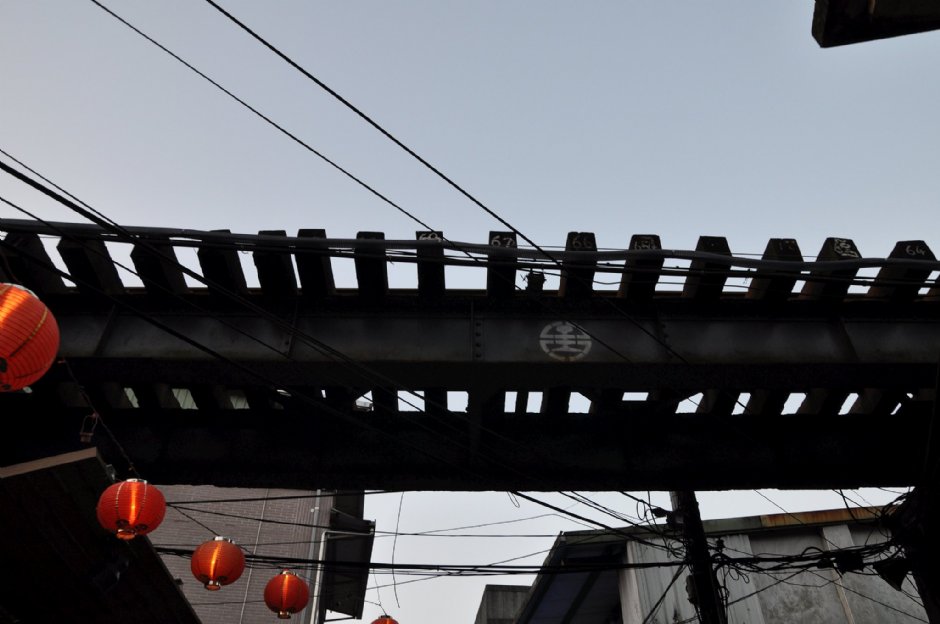 从老街上方经过的铁道 摄影：Kavin