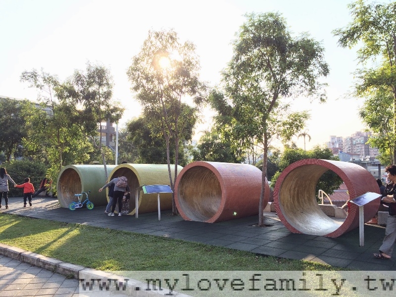 色彩缤纷的水泥管 摄影：mylovefamily.tw/ 提供