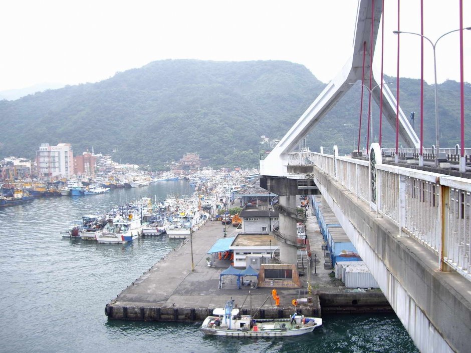跨海大桥&桥下渔船 摄影：老山羊部落格