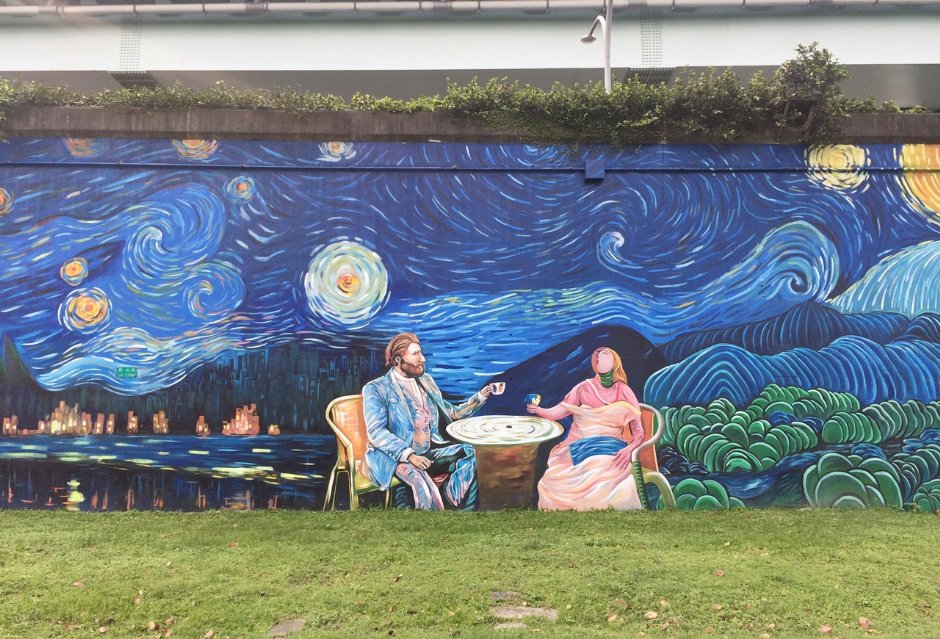 水泥墙彩绘名画「星空下的约会」 摄影：Eva隨手拍