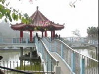 湖中的凉亭<br/> 摄影：張弘穎