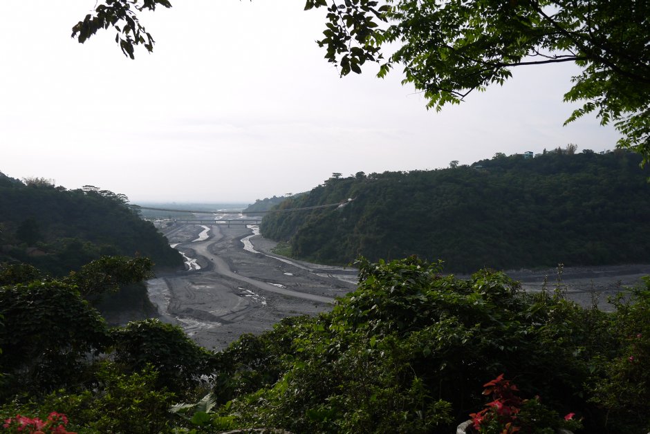 園區內遠眺山川琉璃吊橋 攝影：旅遊王攝影組