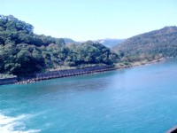 新乌公路湛蓝的水坝<br/> 摄影：余燕鳳
