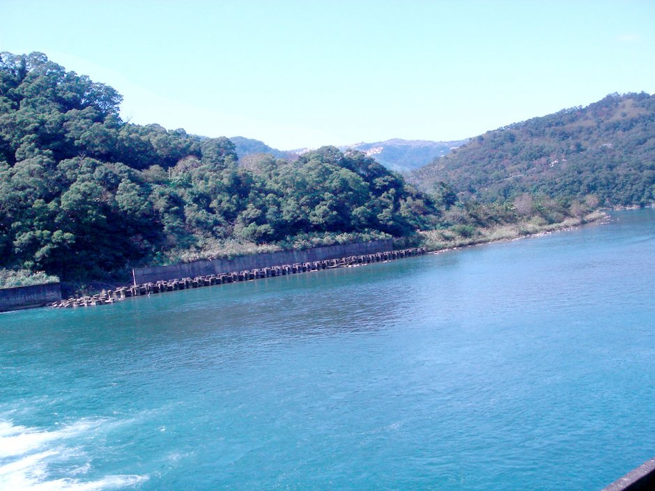 新乌公路湛蓝的水坝 摄影：余燕鳳