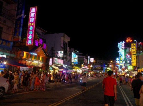 墾丁大街(墾丁夜市)-墾丁大街上店家林立