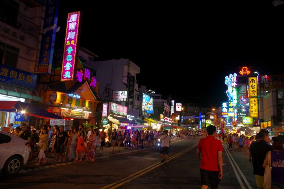 墾丁大街上店家林立 攝影：Eva隨手拍