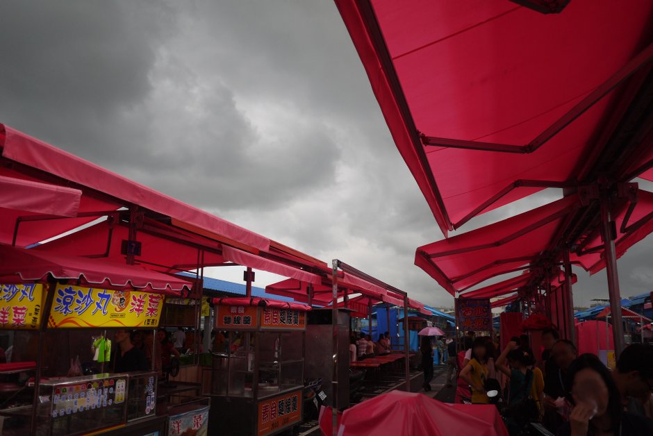 凯旋夜市未开幕当躲雨区 摄影：三井