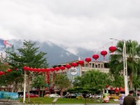 出站后眼前即是花莲的壮阔山峦<br/> 摄影：Eva隨手拍