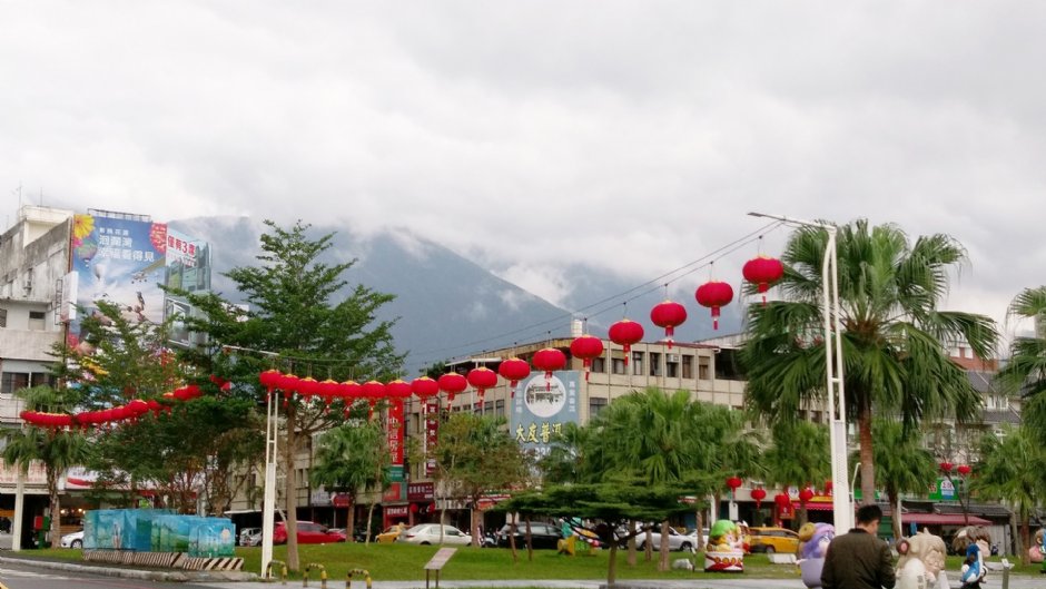 出站后眼前即是花莲的壮阔山峦 摄影：Eva隨手拍