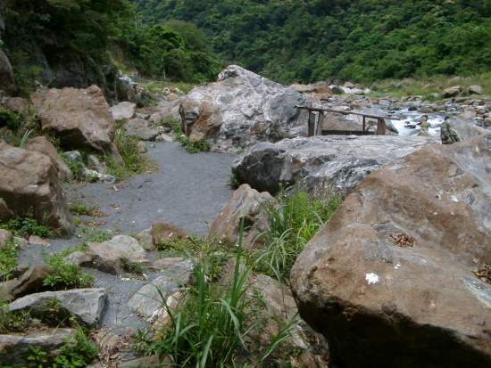 岩石与河 摄影：老山羊