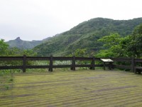 瑞雙公路有觀景平台可眺望無耳茶壼山<br/> 攝影：Eva隨手拍
