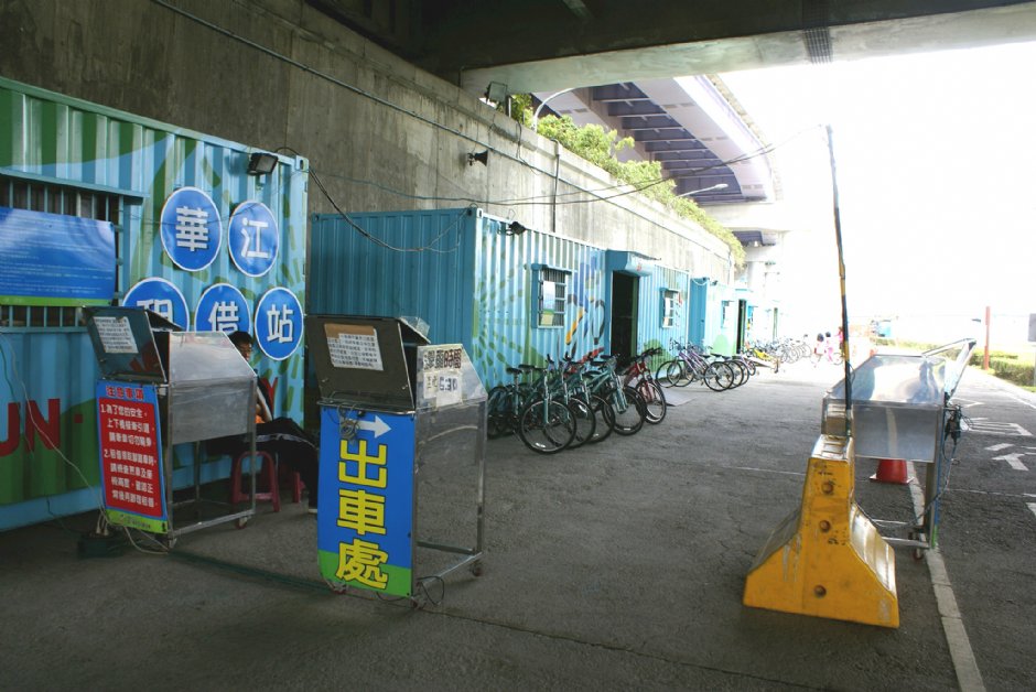 华江桥下自行车租借处 摄影：Eva隨手拍