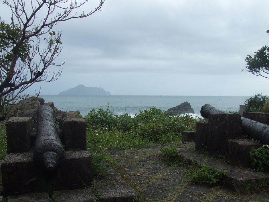 古砲與龜山島 攝影：Lu