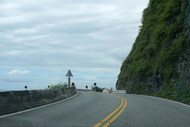 苏花公路北段弯延道路 摄影：Eva隨手拍