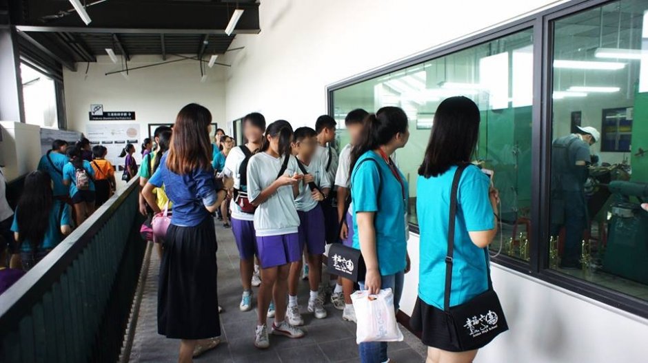 参观制程的民众 摄影：卡羅爾銅管樂器觀光工廠