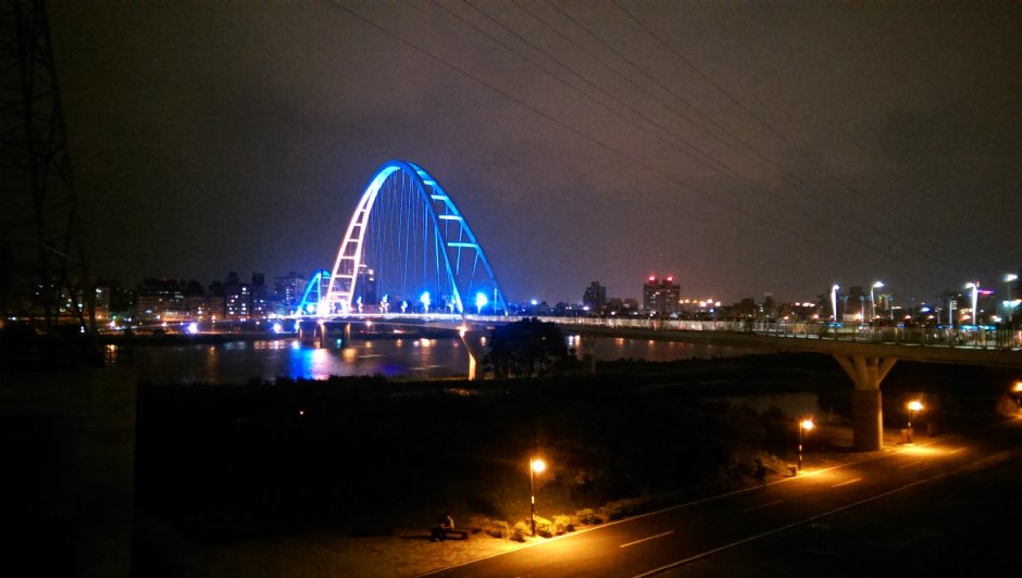 夜晚点灯之后的新月桥相当迷人 摄影：Eva隨手拍