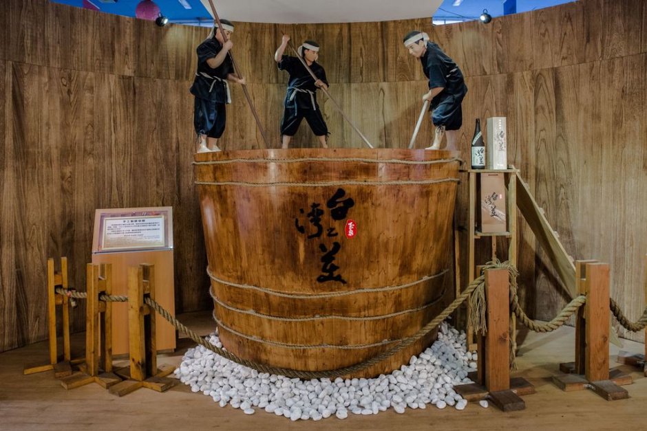 模拟先民制酒 摄影：桃園市政府觀光旅遊局 提供