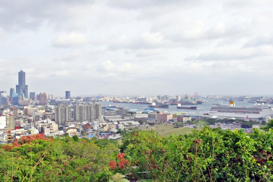 站在觀景台可同時眺望市區及高雄港 攝影：Eva隨手拍