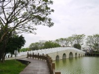 跨湖拱桥<br/> 摄影：旅遊王攝影組