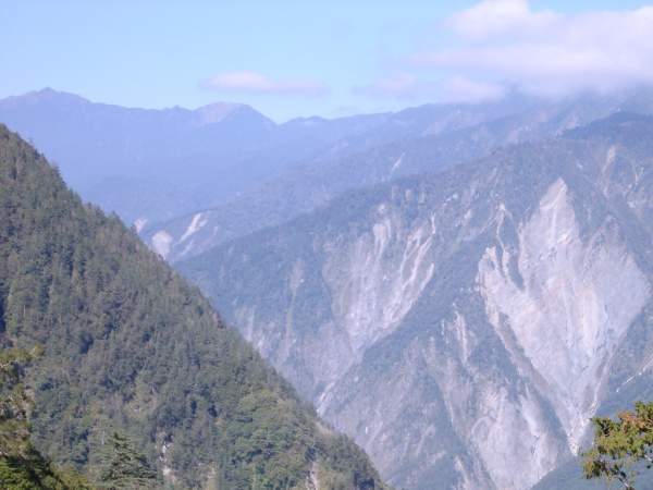 远眺崇山峻岭 摄影：老山羊資訊網