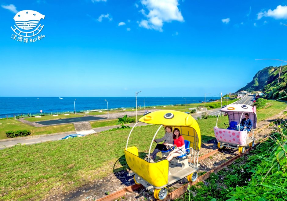 骑铁道自行车赏海景 摄影：深澳鐵道自行車 提供