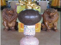 五路财神庙内的神石<br/> 摄影：枋山五路財神廟 提供