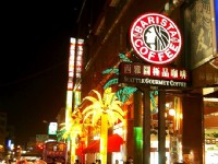 東門夜市週邊熱鬧街景<br/> 攝影：Eva隨手拍