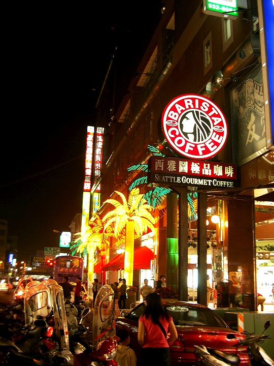 東門夜市週邊熱鬧街景 攝影：Eva隨手拍