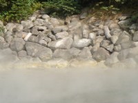 巨石與溫泉熱氣<br/> 攝影：余燕鳳
